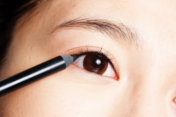 Eyes & Eyebrows：眼皮加點光，用眼線畫出圓眼。圖／美人誌提供