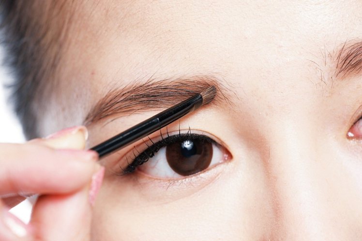 Eyes & Eyebrows：強化平粗直眉，眼線拉長1mm。圖／美人誌提供