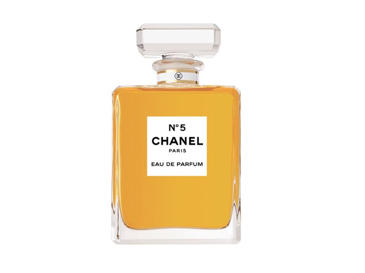 CHANEL N°5是 CHANEL 第一款香水，1921 年發表後成為第一瓶合成花香調香水，它也是全球第一瓶上電視打廣告的香水，五號女性淡香精創下了許多第一，至今，它依然是暢銷不敗的香水保證。圖／如何出版社提供