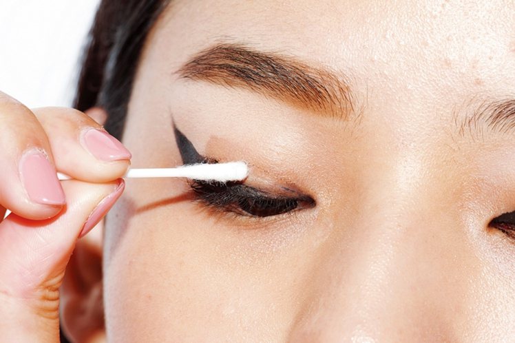 STEP4：棉花棒修正。過程中眼線膠沾染眼皮是正常的，在整個完成後，以棉花棒沾卸妝液清掉暈染的線條即可。圖／大美人提供
