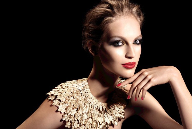 2014香奈兒耶誕彩妝系列以白金和金銅色調，強調羽飾的華麗。圖／香奈兒提供