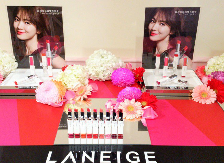 LANEIGE 蘭芝特地為亞洲女性推出「超放電絲絨雙色唇膏」，讓大家輕鬆畫出韓式咬唇妝。圖／LANEIGE提供