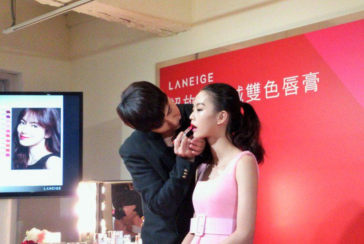 Romeo Eun 現場使用LANEIGE蘭芝「超放電絲絨雙色唇膏」，示範宋慧喬的豔麗紅唇。圖／記者陳于婷攝影