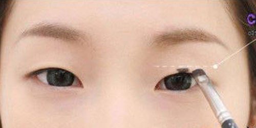 Step 2. 眼皮正上方做記號眼睛自然往前看著鏡子，用眼線筆或眼線膠（單眼皮女孩不建議使用眼線液），以張開雙眼看得到的眼線位置在眼皮做記號。圖；文／美麗佳人