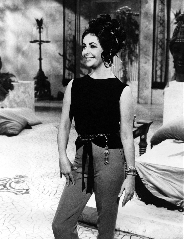 1962年伊麗莎白泰勒於電影中配戴寶格麗蛇形腕表。圖／BVLGARI提供