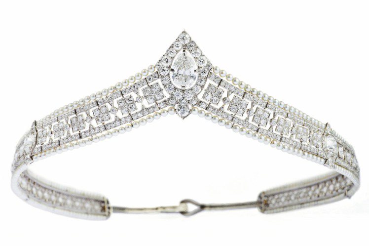 卡地亞骨董珍藏系列頭冠，1924年作品，鉑金鑲嵌鑽石與珍珠，已被台灣收藏家購買。圖／Cartier提供