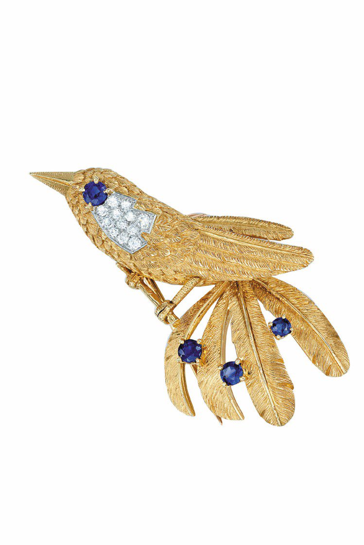 卡地亞骨董珍藏系列天堂鳥胸針，1964年作品，黃金、鉑金與玫瑰金鑲嵌鑽石與藍寶石，約95萬元。圖／Cartier提供