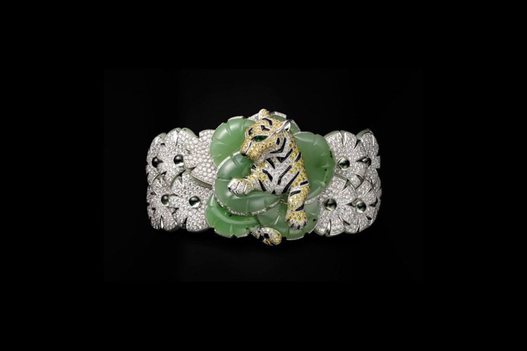 卡地亞頂級珠寶系列老虎造型手環，中心可拆下為胸針，鉑金鑲嵌鑽石、黃鑽和黑色縞瑪瑙、藍寶石和沙弗萊石，約4,930萬元。圖／卡地亞提供