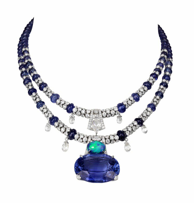 李曉涵配戴的頂級珠寶系列藍寶石項鍊，可拆成雙鍊配戴，中央鑲嵌重115.8克拉斯里蘭卡藍寶石，搭配6.47克拉藍色蛋白石，約1億4,900萬元。圖／卡地亞提供