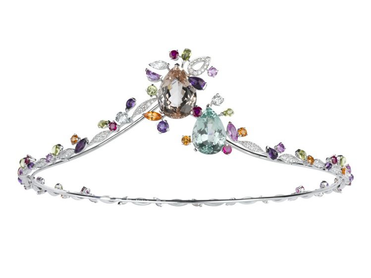 頂級珠寶系列Delices de Cartier彩寶冠冕，少見的冠冕作品，白K金鑲嵌紅、藍寶石以及粉紅綠柱石等彩寶，歌壇天后蕾哈娜曾配戴過，約995萬元。圖／卡地亞提供