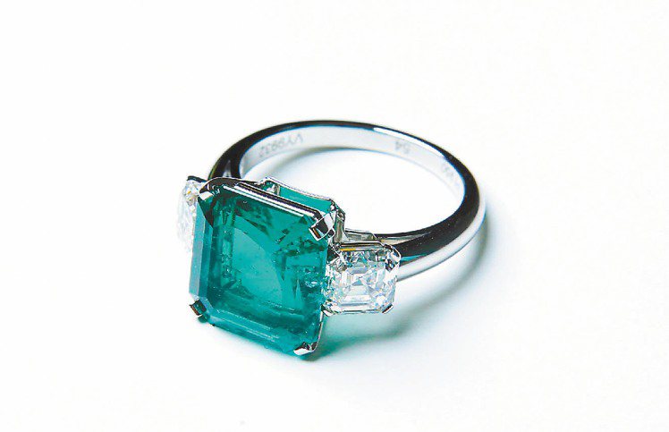 頂級珠寶系列祖母綠鑽戒，中央鑲嵌一顆重5.9克拉祖母綠，約2,670萬元。圖／Cartier提供
