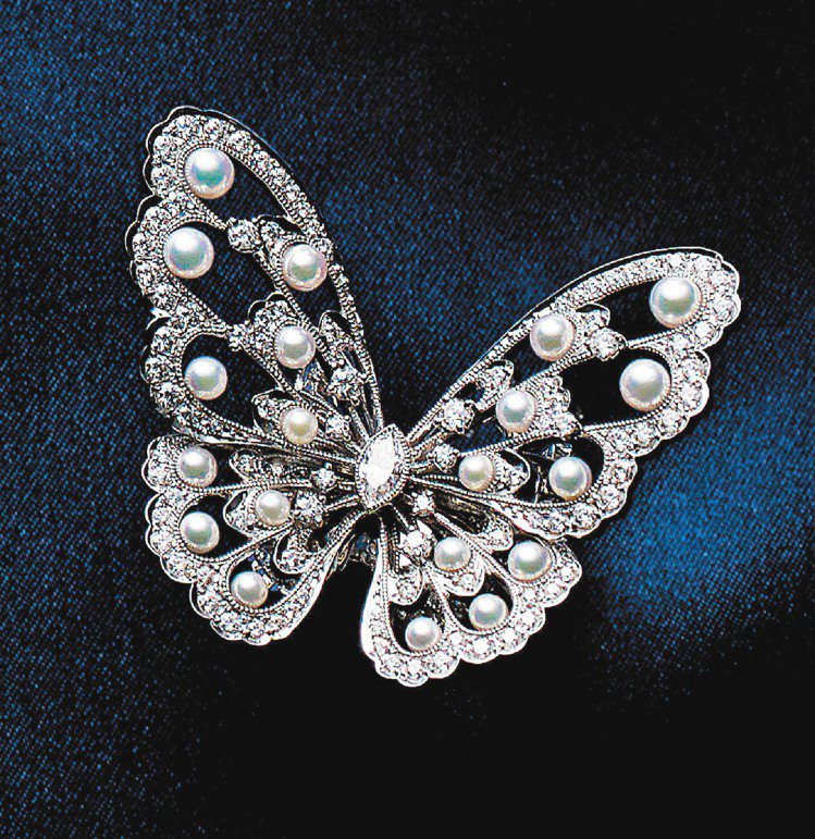 徐若瑄配戴MIKIMOTO 120周年頂級珠寶，日本珠蝴蝶鑽石戒指，150萬元。圖／MIKIMOTO提供