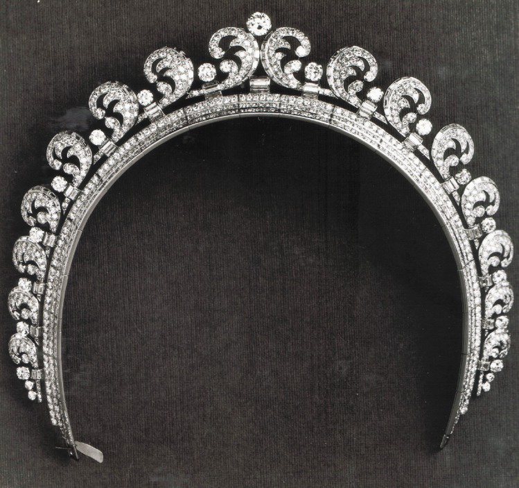 「光環」冠冕是喬治六世國王於1936年為妻子伊麗莎白訂製，凱特密道頓和威廉王子結婚時也配戴它。鉑金，鑲嵌739顆圓形明亮式切割鑽石，149顆長階梯形切割鑽石。圖／卡地亞提供