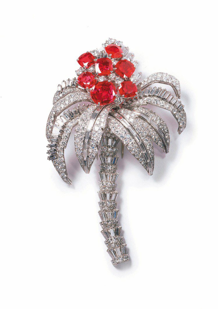 棕櫚樹胸針是1957年的特別訂製款，鉑金，白 18K金鑲嵌明亮式與長階梯形切割鑽石。圖／卡地亞提供
