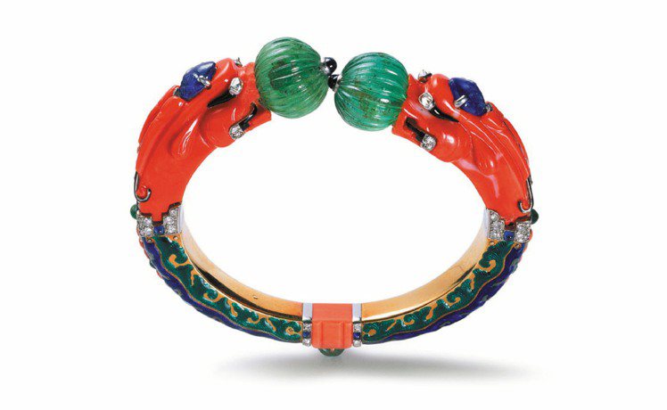 喀邁拉(Chimera)手鐲，取材於中國與印度，槽刻式祖母綠圓珠，雕花紅珊瑚和麒麟頭，1928年生產。圖／卡地亞提供