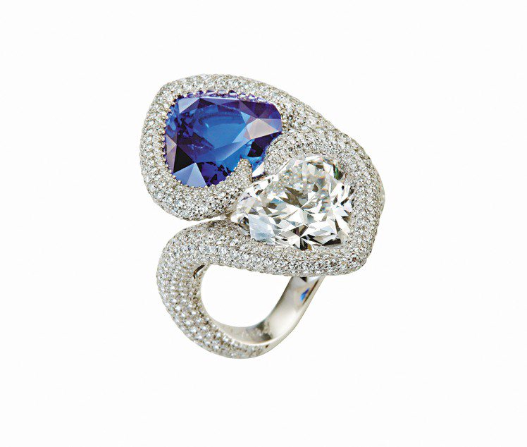 藍寶石戒指，18K白金材質鑲嵌1顆心型切割藍寶石與1顆心型切割鑽石，戒圈鑲嵌860顆鑽石，1,842萬元。圖／蕭邦提供
