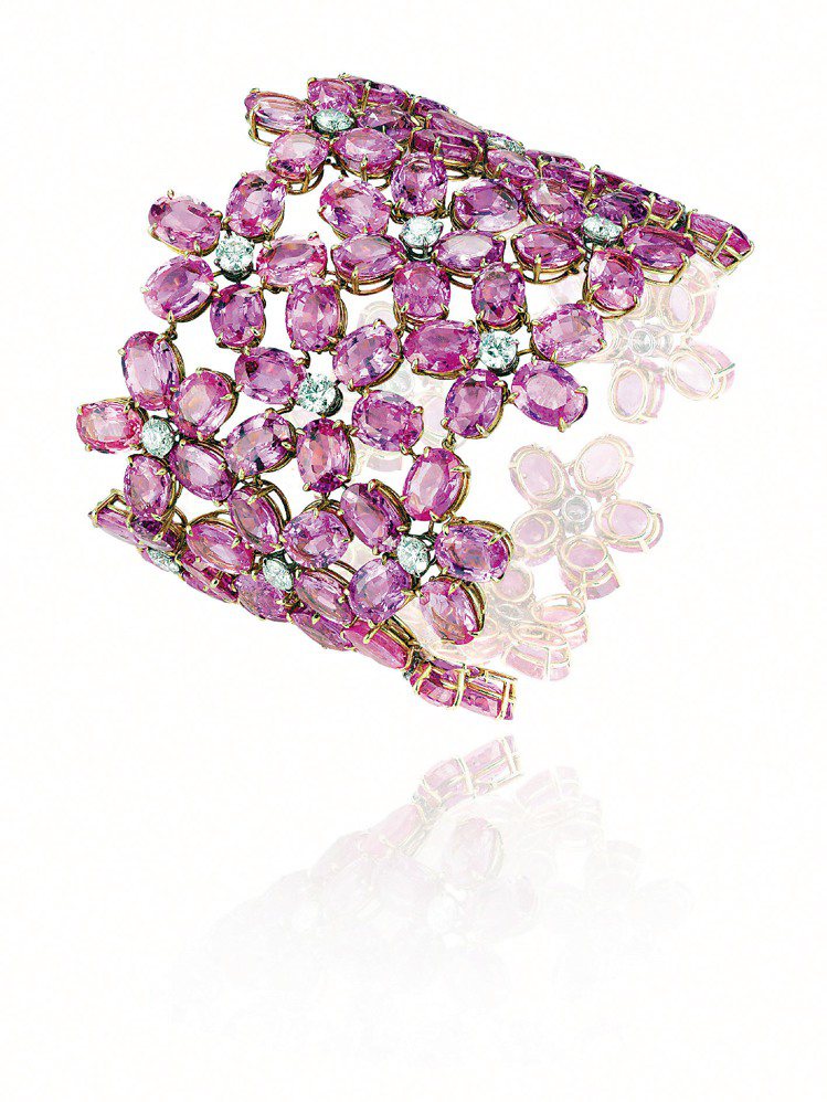 頂級珠寶系列粉紅寶石手環，3,315萬元。圖／蕭邦提供