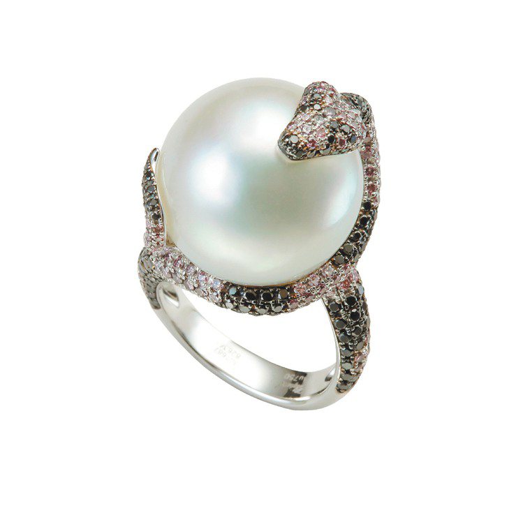 蛇形戒指，18K白金鑲嵌155顆粉紅鑽石，160顆黑鑽，以及1顆18.73mm的白色南洋珠，923萬4,000元。圖／蕭邦提供