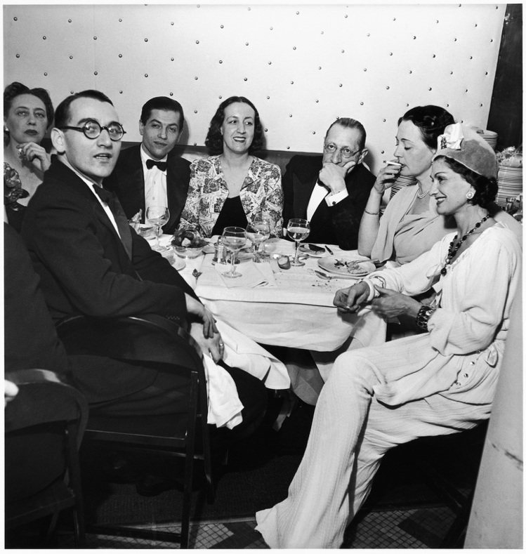 香奈兒女士(前右)在20年代時結交不少藝文圈的好友，史特拉汶斯基(左前)是其一，是發想Café Society珠寶的靈感來源。圖／CHANEL提供