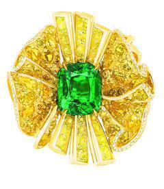 Archi Dior Envol Drape祖母綠戒指，使用鑽石、黃鑽與4.61克拉祖母綠。圖／Dior提供