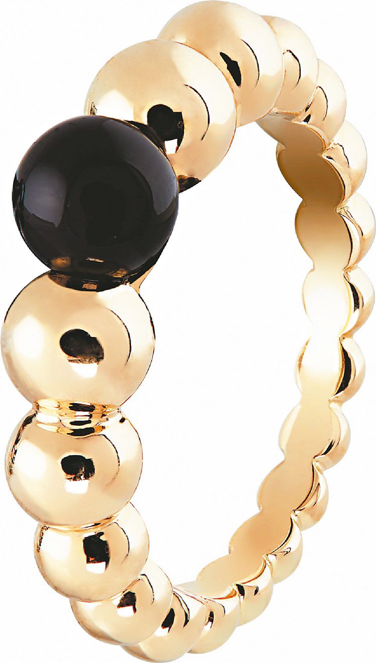 Perlée圓珠戒指系列，黃K金鑲嵌縞瑪瑙約66,000元。圖／梵克雅寶提供