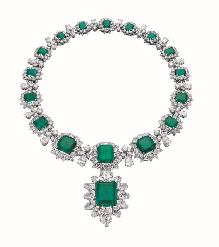 寶格麗典藏珠寶系列，鉑金與祖母綠項鍊，1962年。原由女星伊莉莎白泰勒收藏。圖／寶格麗提供