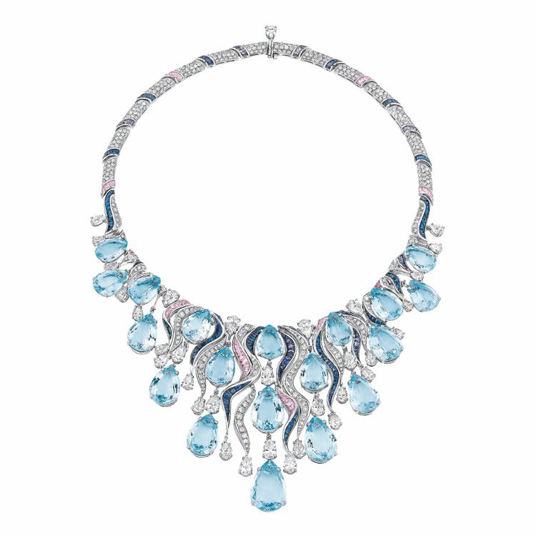 BVLGARI頂級珠寶，鉑金項鍊鑲嵌19 顆梨形海藍寶石 (119.16克拉)、彩色BUFF-TOP切割藍寶石 (15.23克拉) 與33顆梨形鑽石 (17.46克拉)。圖／寶格麗提供