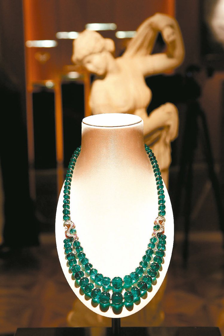 寶格麗在此次雙年展的「鎮館之寶」是這條圓珠祖母綠項鍊，總重超過一千克拉，可拆開成一對耳環、短鍊和中鍊。圖／寶格麗提供