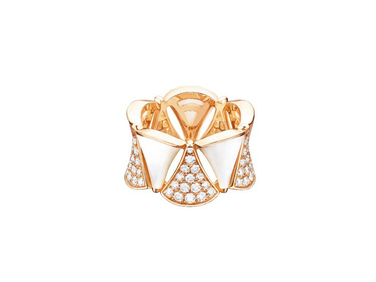 寶格麗DIVA玫瑰金戒指，鑲嵌珍珠母貝與鑽石，約36萬1,300元起。圖／寶格麗提供