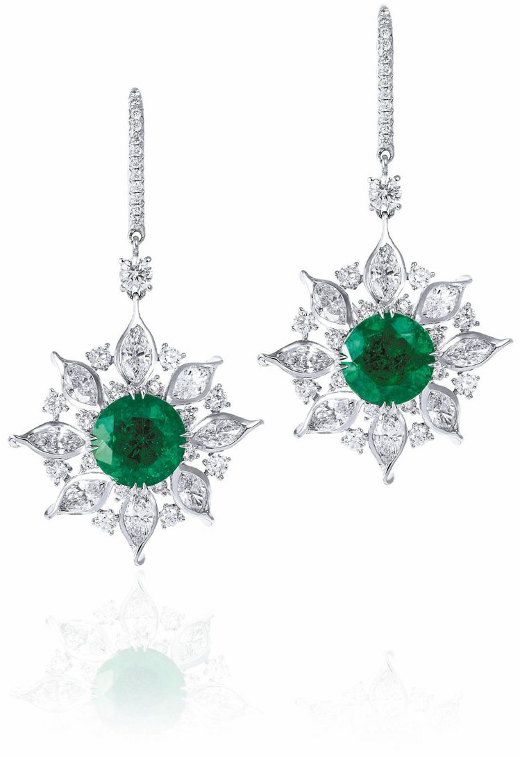 ANNA HU雪絨花祖母綠耳環，祖母綠為雪絨花的典雅增添華麗。圖／各業者提供