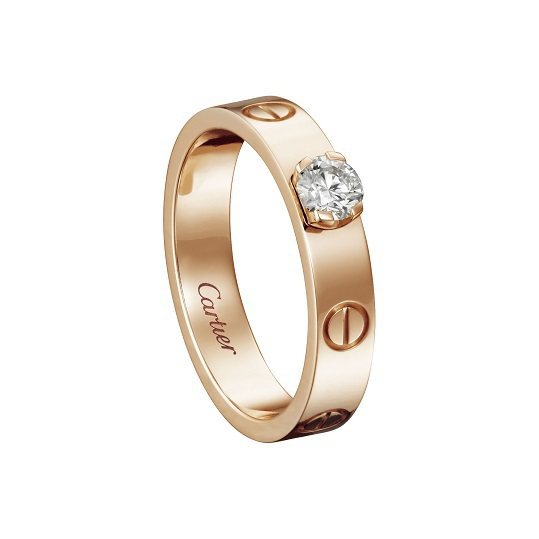 卡地亞LOVE系列玫瑰K金鑽戒，價格107,000元起。圖／Cartier提供