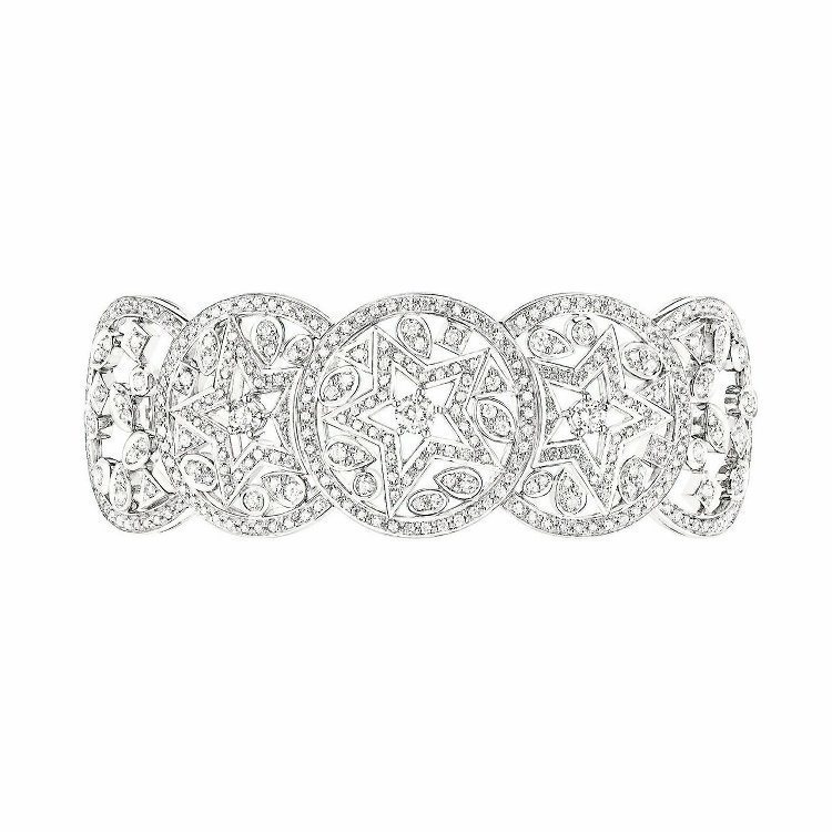 Etoile Filante手環，18K白金鑲嵌594顆總重5.4克拉的明亮式切割鑽石，建議售價148萬1,000元。 圖／香奈兒提供