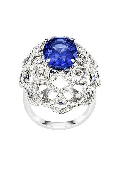 Extremely Piaget 系列，18K白金指環，鑲嵌1顆橢圓形切割藍寶石(約重6.67克拉)及208顆圓形美鑽(約重0.82克拉)，售價3,620,000元。圖／Piaget提供