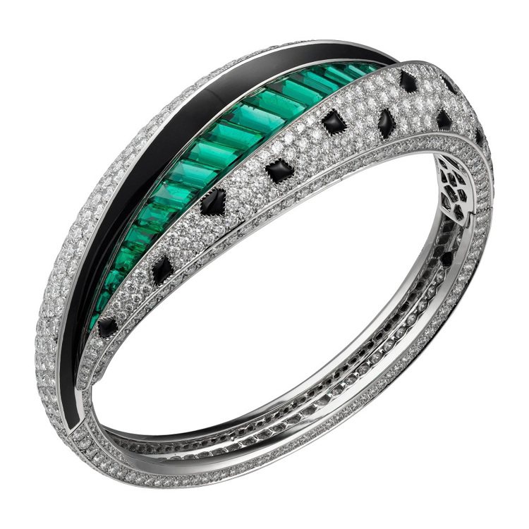 Cartier Royal頂級珠寶祖母綠手環，鉑金鑲嵌鑽石、黑色真漆、縞瑪瑙與21顆階梯形切割尚比亞祖母綠，總重約6.72克拉。參考價格 33,500,000元。圖／Cartier提供