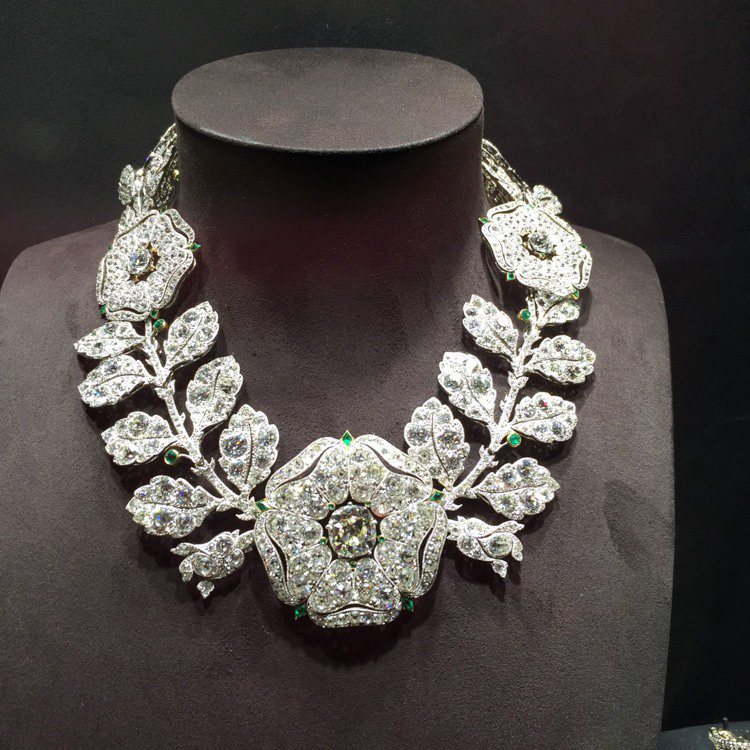 鑲嵌白鑽的花朵風項鍊，去年要價8千多萬，今天再度來台展出，售價已飆升至1.4億元，見證珠寶不僅可以保值，且具增值的魅力。圖／Cartier提供