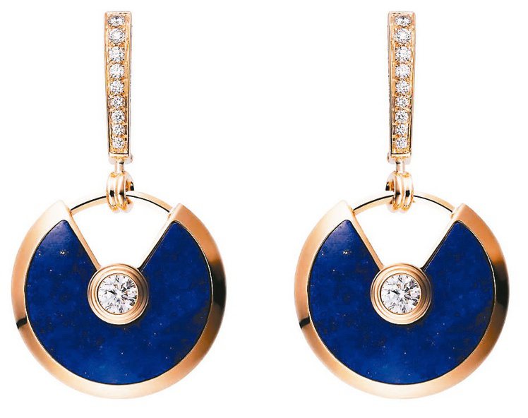 卡地亞Amulette de Cartier青金石耳環，一對價格39萬6,000元。圖／卡地亞提供