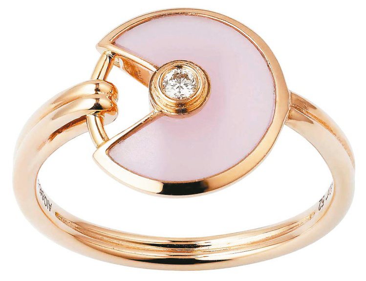 卡地亞Amulette de Cartier粉紅蛋白石戒指，鑲嵌一顆鑽石，93,500元。圖／卡地亞提供