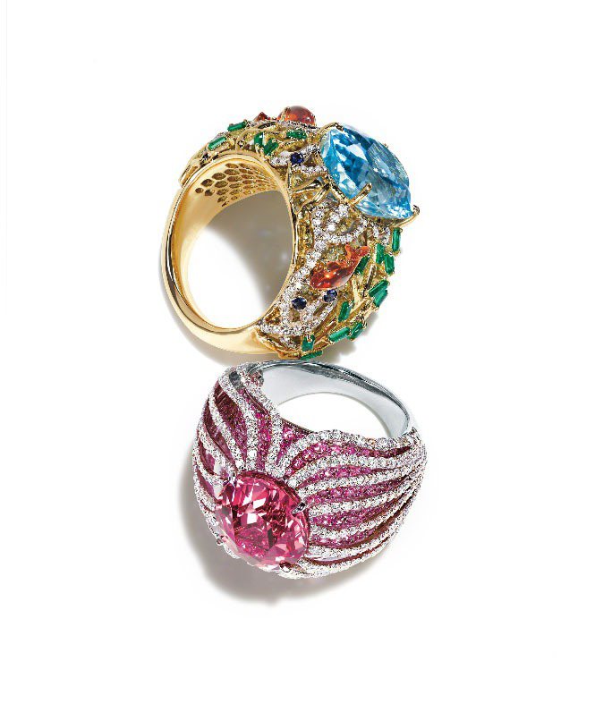 Tiffany彩寶戒指（上圖）透過海水藍寶、石榴石、沙弗萊石、鑽石呈現生動的海底珊瑚礁， 309萬5,000元，已被台灣買家收藏。圖／Tiffany提供