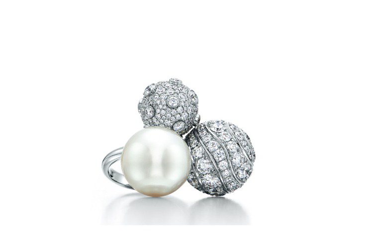 Tiffany珍珠搭配鑽石鉑金戒指，1顆南洋白珍珠及總重6.4克拉的鑽石，鑽石以不同鑲嵌方式呈現波浪紋與露珠，163萬5,000元，已被台灣買家收藏。圖／Tiffany提供