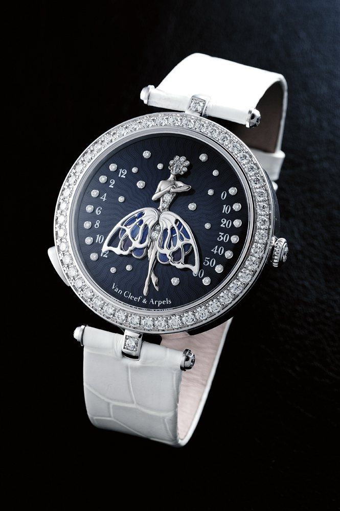 Lady Arpels Ballerine Enchantée逆跳腕錶
手上鍊機芯∕18K白金材質∕錶徑40.5mm∕逆跳時、分指示∕8點鐘按把啟動逆跳報時指示∕藍寶石水晶鏡面。圖／時間觀念提供