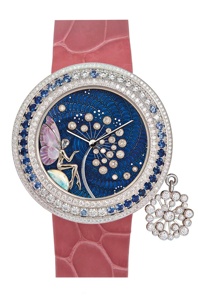 Charms Extraordinaire Féérie Dandelion
石英機芯∕18K白金錶殼∕直徑38mm∕外圈鑲嵌鑽石及藍寶石∕剔透亮漆錶盤∕雕刻琺瑯及金雕∕限量22只。圖／時間觀念提供