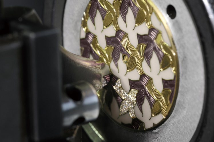 「飛鴿」腕錶在錶盤上呈現了一隻隻展翅翱翔的飛鴿，宛如棋盤般營造出輝煌奪目的效果， 是此系列作品集大成之作。圖／珠寶之星