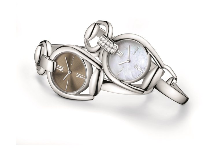 GUCCI的Horsebit馬銜手鐲表，咖啡色旭日紋表面28,000元(左)、 鑲鑽表款57,000元。圖／GUCCI提供
