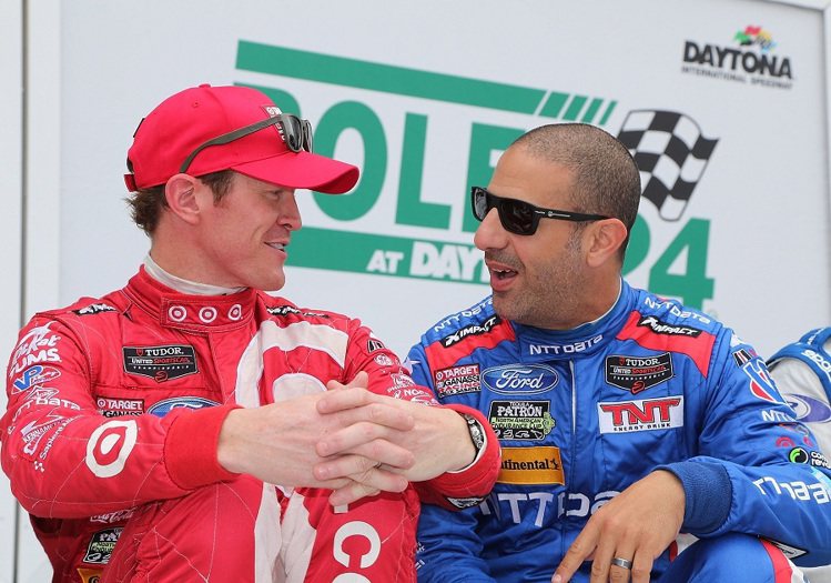 Scott Dixon (左)和副駕駛Tony Kanaan拿下「勞力士迪通拿24小時耐力賽」冠軍，並配戴勞力士表出賽。圖／法新社