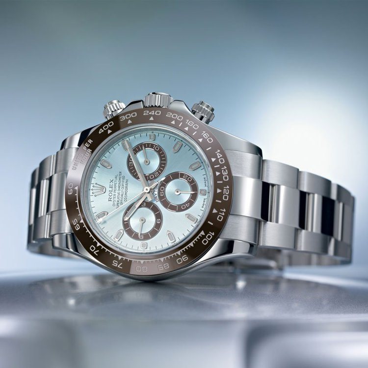 2013年新款宇宙計迪通拿腕錶(Cosmograph Daytona)，為鉑金蠔式腕錶，採用冰藍色錶面配搭鉑金，腕錶配備的Cerachrom字圈為勞力士獨家創新成果。圖／勞力士提供