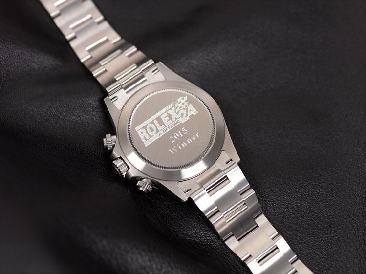 冠軍隊伍獲贈的宇宙計迪通拿腕錶(Cosmograph Daytona)，背面刻有2015年賽事紀念字樣。圖／勞力士提供