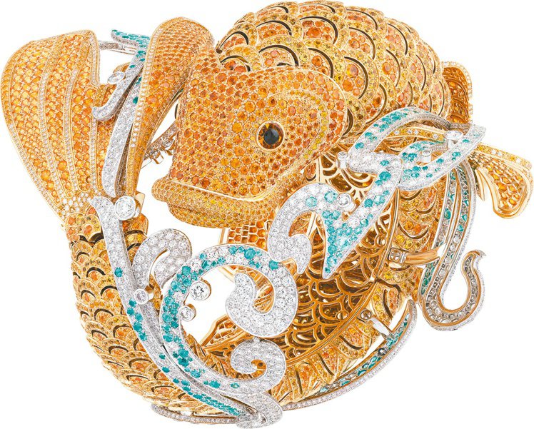 梵克雅寶Carpe KoÏ頂級珠寶手鐲表，鑽石、黃色剛玉、橙色石榴石、帕拉伊巴碧璽等寶石打造生動的錦鯉，約5,733萬元。圖／業者提供非報系