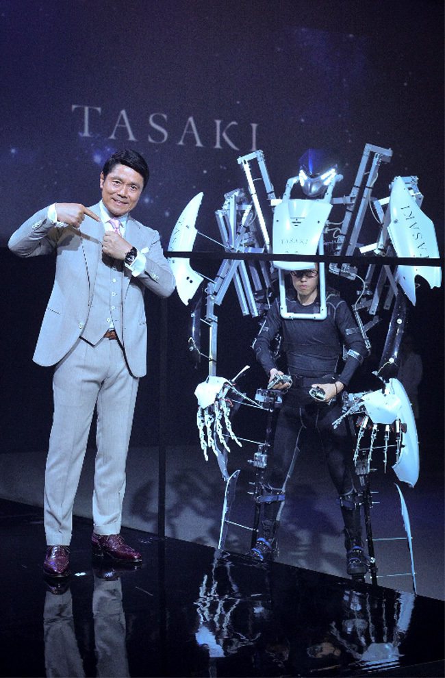 日資深演員峰竜太出席TASAKI新表上市發表會，和由人扮演的機器人合影。圖／TASAKI提供