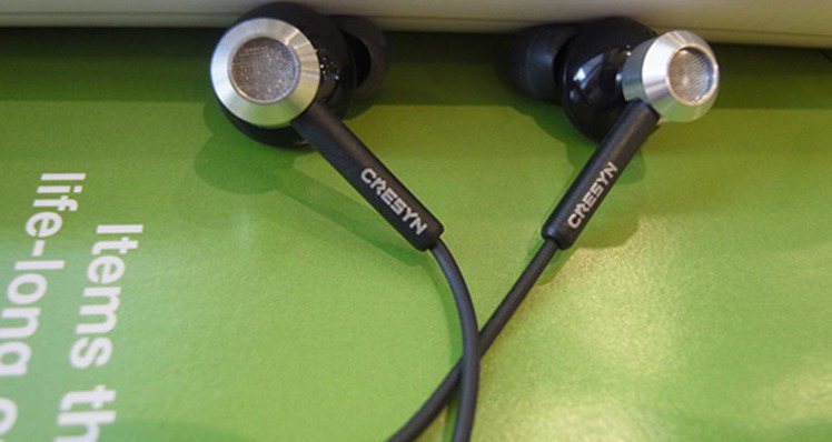 韓國CRESYN耳機，半耳塞式設計，能夠提供高噪音隔離，便攜性和合適密合感。圖／Wow!La Vie提供