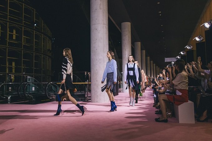 Dior在今年3月在巴黎時裝周發表新裝後，首度將這場大秀搬到海外舉辦。圖／Dior提供